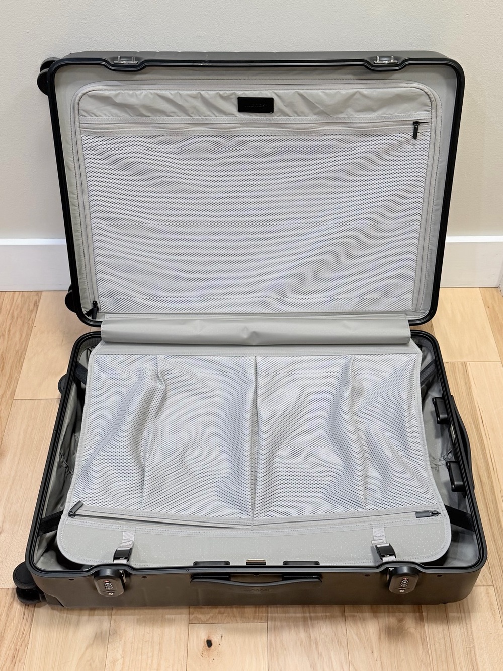 Monos Hybrid Check-In Large Suitcase - Picture 9 of 12